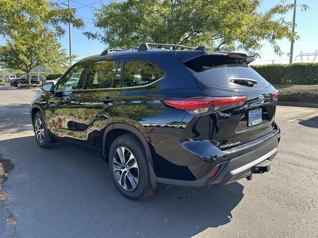 Photo of 2022 Midnight Black Metallic Toyota Highlander