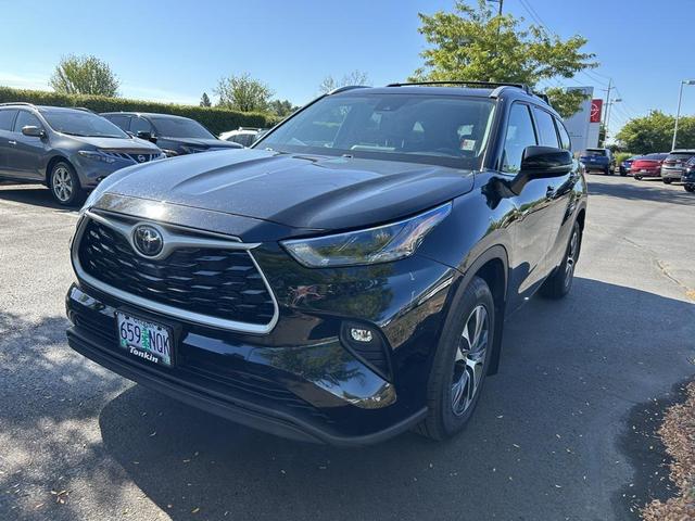 Photo of 2022 Midnight Black Metallic Toyota Highlander