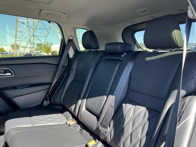 Photo of 2026 Everest White Pearl/Super Black Nissan Rogue