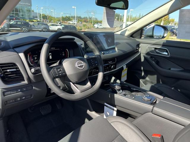 Photo of 2026 Everest White Pearl/Super Black Nissan Rogue