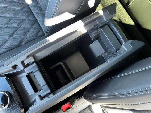 Photo of 2026 Everest White Pearl/Super Black Nissan Rogue