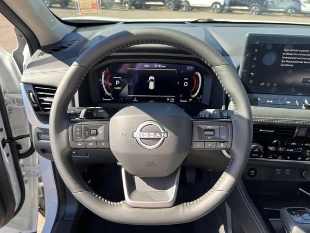 Photo of 2026 Everest White Pearl/Super Black Nissan Rogue