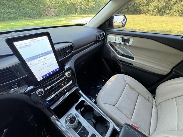 Photo of 2023 Iconic Silver Metallic Ford Explorer