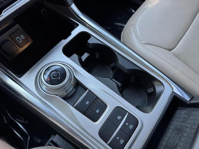 Photo of 2023 Iconic Silver Metallic Ford Explorer
