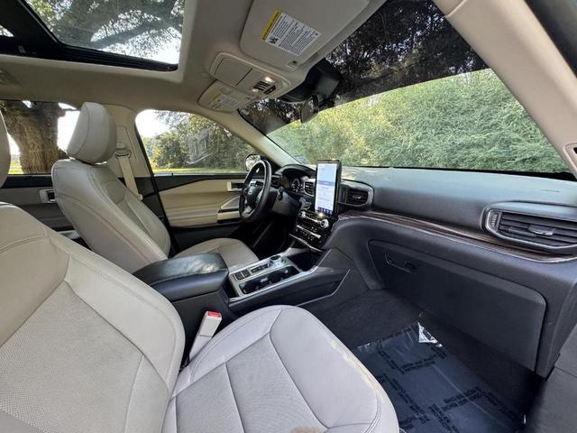 Photo of 2023 Iconic Silver Metallic Ford Explorer