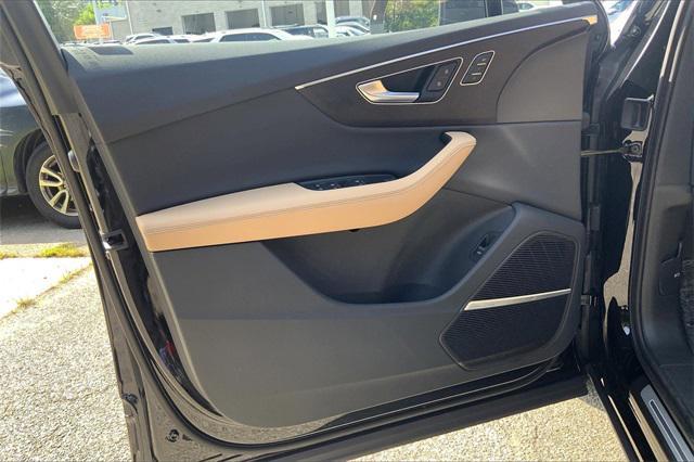 Photo of 2025 Mythos Black Metallic Audi Q7