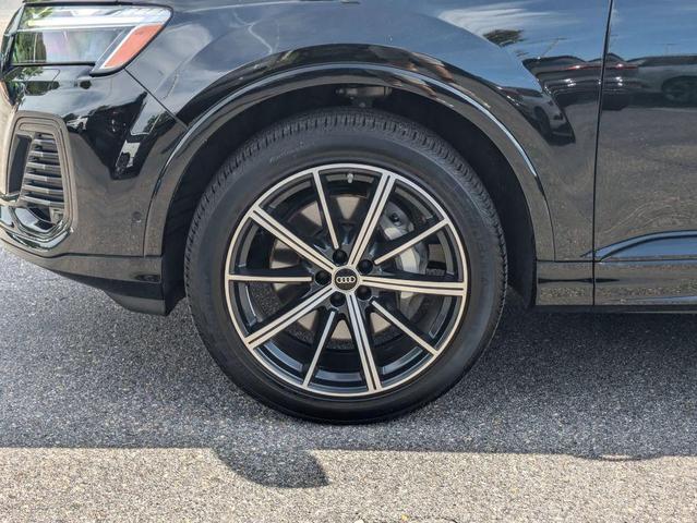 Photo of 2025 Mythos Black Metallic Audi Q7