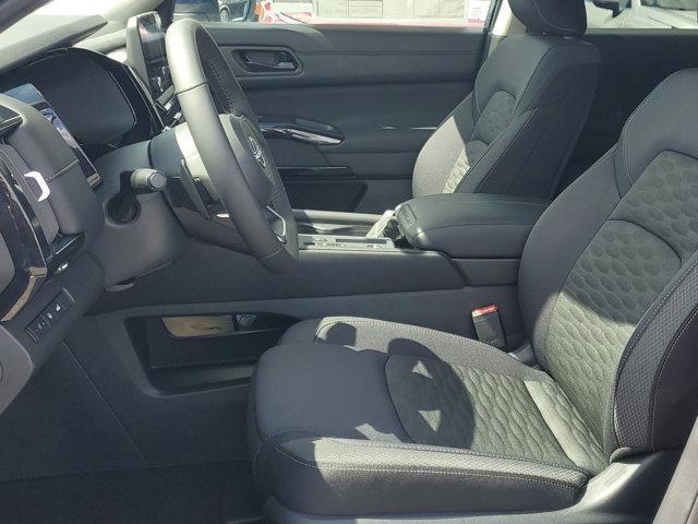 Photo of 2025 Everest White Pearl Tricoat Nissan Pathfinder