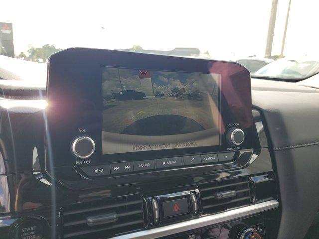 Photo of 2025 Everest White Pearl Tricoat Nissan Pathfinder