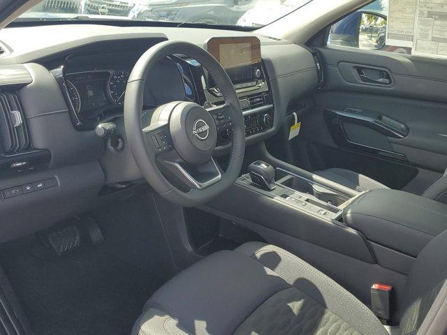 Photo of 2025 Everest White Pearl Tricoat Nissan Pathfinder
