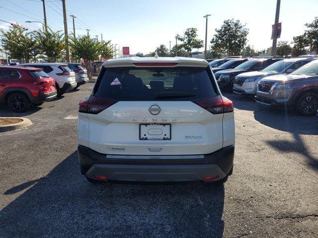 Photo of 2022 Pearl White Tricoat Nissan Rogue