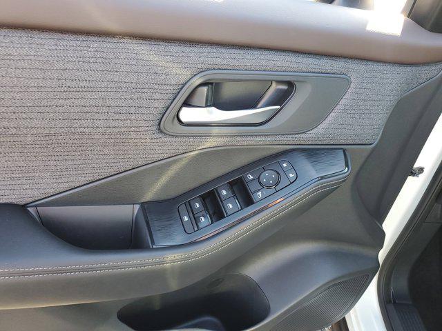Photo of 2022 Pearl White Tricoat Nissan Rogue