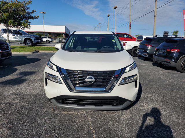 Photo of 2022 Pearl White Tricoat Nissan Rogue