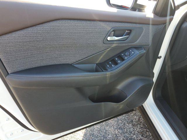 Photo of 2022 Pearl White Tricoat Nissan Rogue