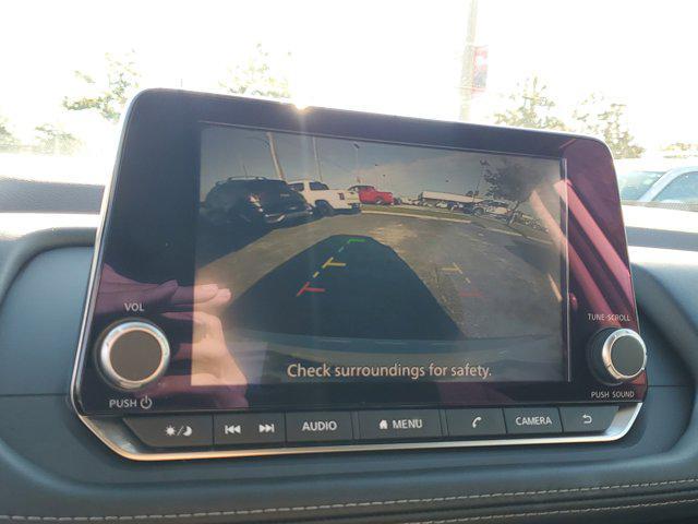 Photo of 2022 Pearl White Tricoat Nissan Rogue