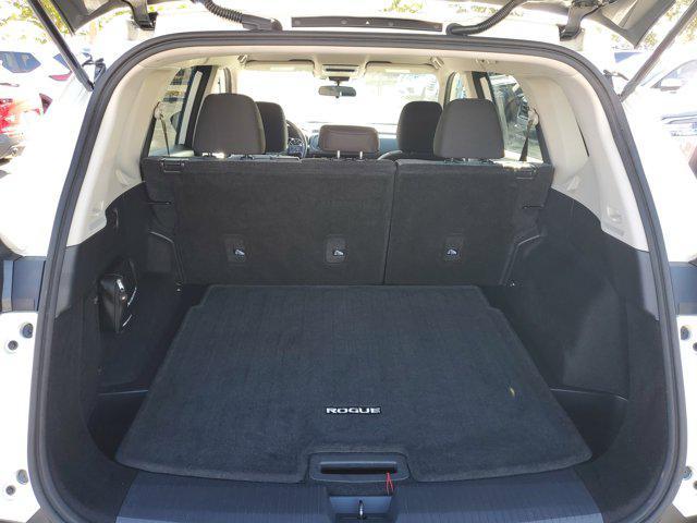 Photo of 2022 Pearl White Tricoat Nissan Rogue