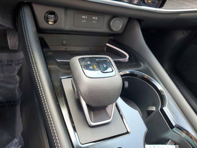 Photo of 2025 Everest White Pearl/Super Black Nissan Rogue