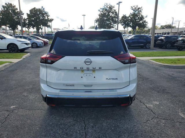 Photo of 2025 Everest White Pearl/Super Black Nissan Rogue