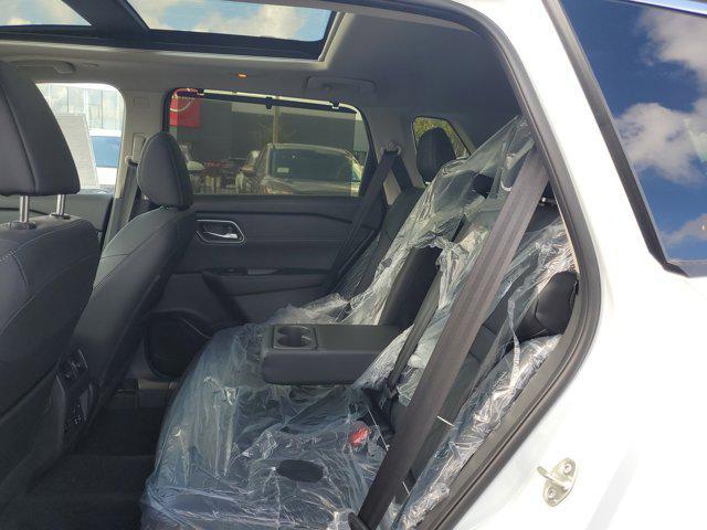 Photo of 2025 Everest White Pearl/Super Black Nissan Rogue