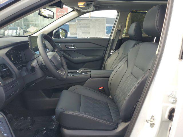 Photo of 2025 Everest White Pearl/Super Black Nissan Rogue