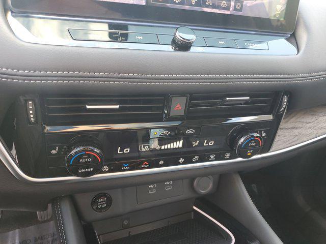 Photo of 2025 Everest White Pearl/Super Black Nissan Rogue
