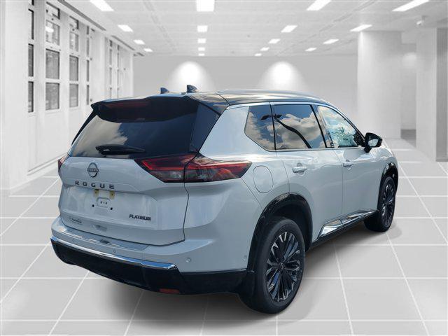 Photo of 2025 Everest White Pearl/Super Black Nissan Rogue