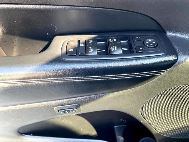 Photo of 2017 Diamond Black Crystal Pearlcoat Jeep Grand Cherokee