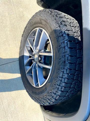 Photo of 2017 Diamond Black Crystal Pearlcoat Jeep Grand Cherokee