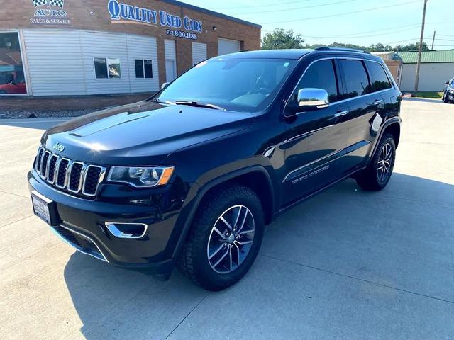 Photo of 2017 Diamond Black Crystal Pearlcoat Jeep Grand Cherokee