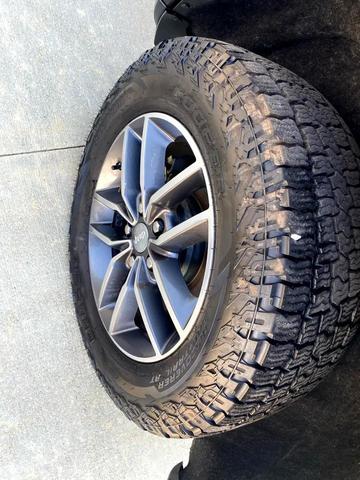 Photo of 2017 Diamond Black Crystal Pearlcoat Jeep Grand Cherokee