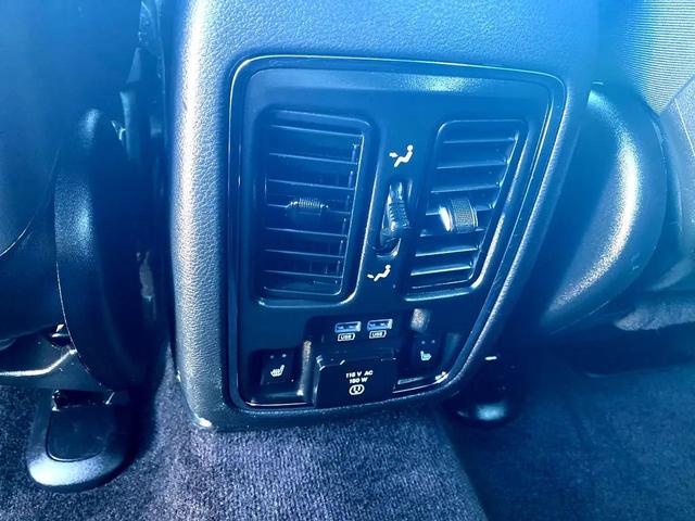 Photo of 2017 Diamond Black Crystal Pearlcoat Jeep Grand Cherokee