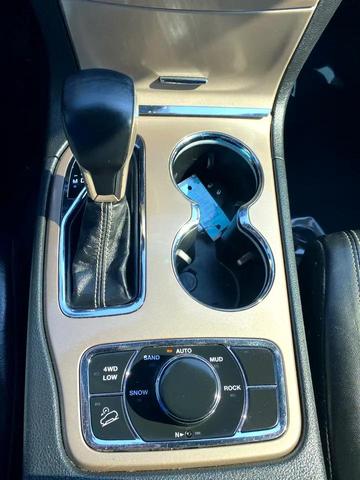 Photo of 2017 Diamond Black Crystal Pearlcoat Jeep Grand Cherokee