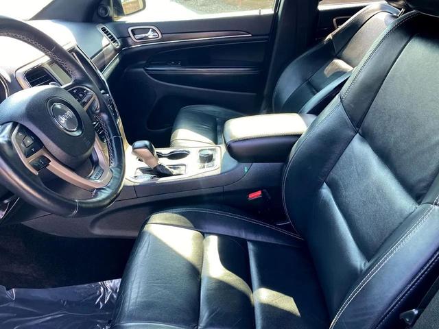 Photo of 2017 Diamond Black Crystal Pearlcoat Jeep Grand Cherokee