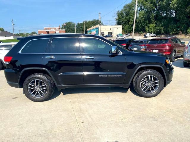 Photo of 2017 Diamond Black Crystal Pearlcoat Jeep Grand Cherokee