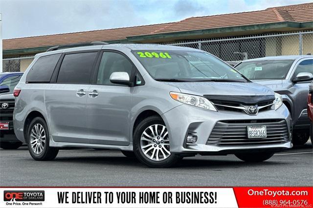 Photo of 2018 Silver Sky Metallic Toyota Sienna