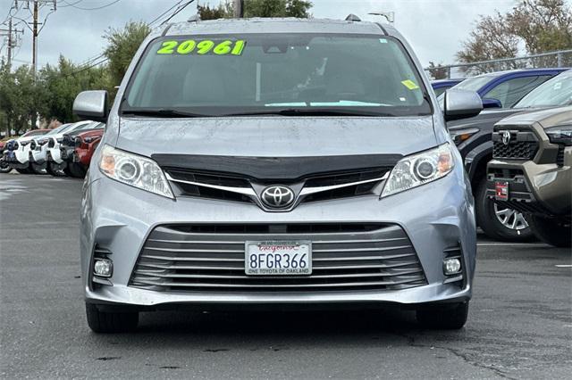 Photo of 2018 Silver Sky Metallic Toyota Sienna