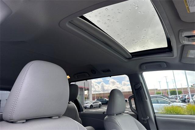 Photo of 2018 Silver Sky Metallic Toyota Sienna