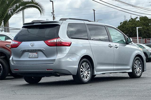 Photo of 2018 Silver Sky Metallic Toyota Sienna