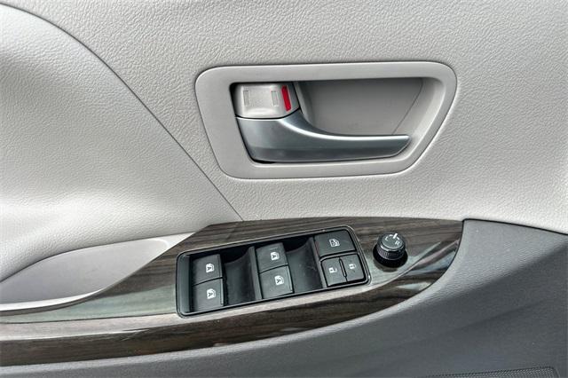 Photo of 2018 Silver Sky Metallic Toyota Sienna
