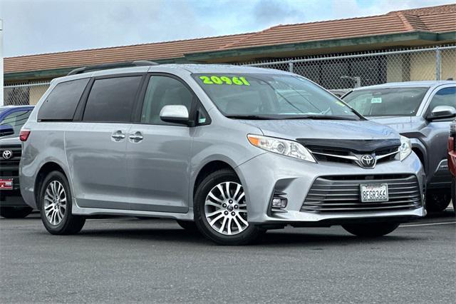 Photo of 2018 Silver Sky Metallic Toyota Sienna
