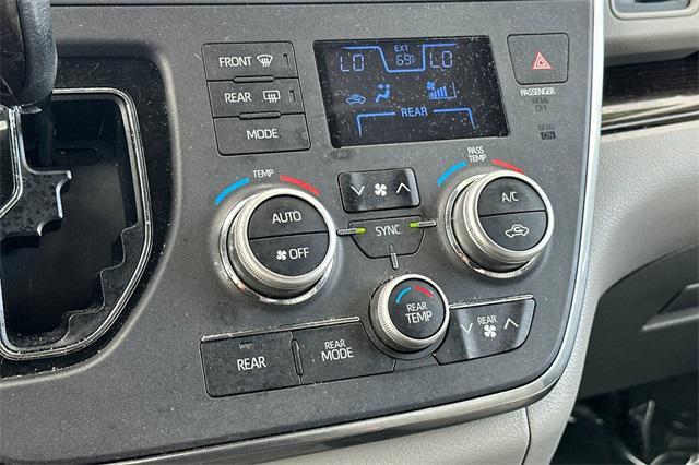 Photo of 2018 Silver Sky Metallic Toyota Sienna