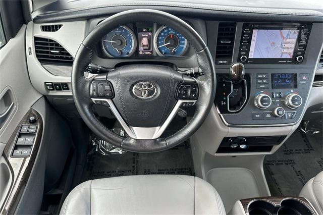 Photo of 2018 Silver Sky Metallic Toyota Sienna