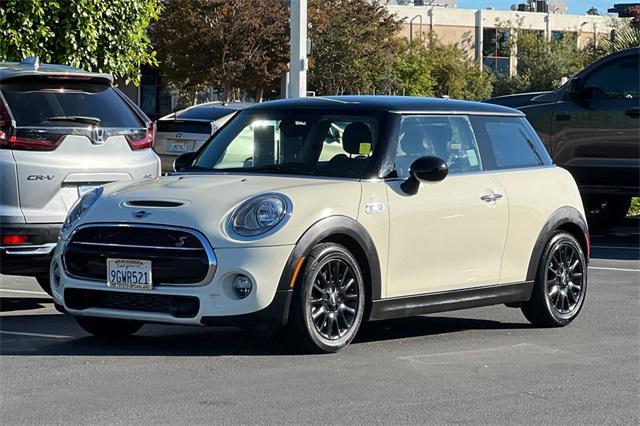 Photo of 2018 White MINI Hardtop