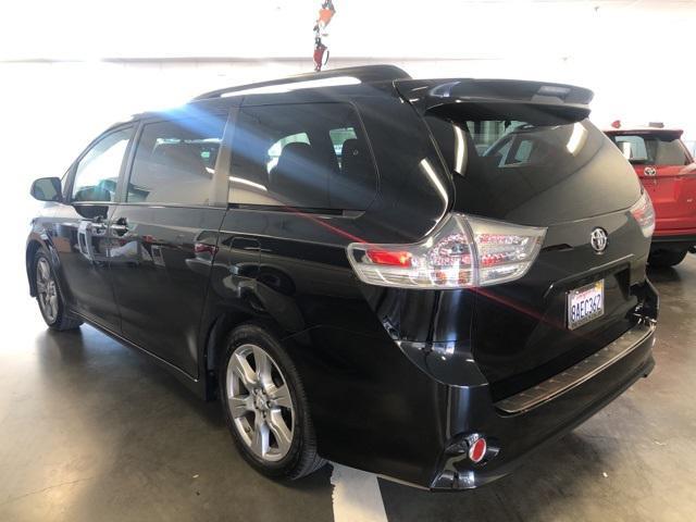 Photo of 2017 Midnight Black Metallic Toyota Sienna