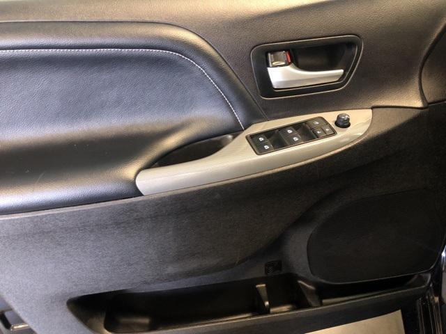 Photo of 2017 Midnight Black Metallic Toyota Sienna