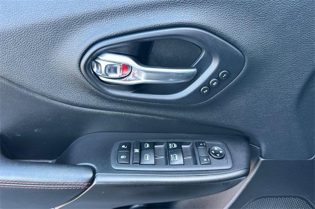 Photo of 2019 Bright White Clearcoat Jeep Cherokee
