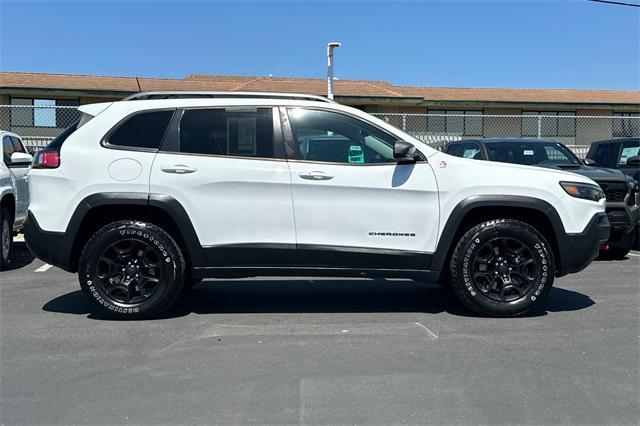 Photo of 2019 Bright White Clearcoat Jeep Cherokee