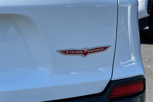 Photo of 2019 Bright White Clearcoat Jeep Cherokee