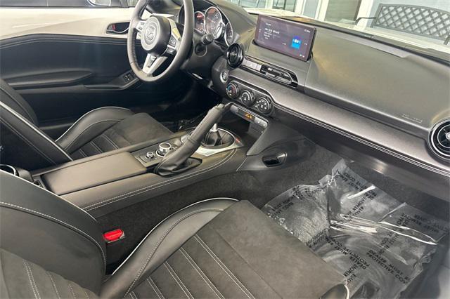 Photo of 2025 Snowflake White Pearl Mica Mazda MX-5 Miata