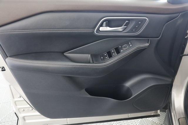 Photo of 2023 Champagne Silver Nissan Rogue